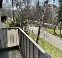 PREDANÉ- 2 izbový byt s balkónom blízko centra mesta Humenné - Balkón 2-izbového bytu na Sokolovskej ulici v Humennom s výhľadom na zeleň.
