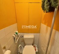 PREDANÉ- 2 izbový byt s balkónom blízko centra mesta Humenné - Toaleta v 2-izbovom byte s jasnou žltou stenou a zelenou dekoráciou.