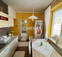 PREDANÉ- 2 izbový byt s balkónom blízko centra mesta Humenné - Kuchyňa v 2-izbovom byte s jedálenským stolom a podlahou s dreveným dekorom.