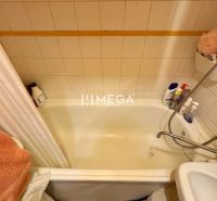 PREDANÉ- 2 izbový byt s balkónom blízko centra mesta Humenné - Kúpeľňa s vaňou a sprchovou zástenou v 2-izbovom byte.