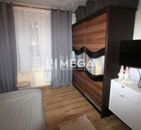 Úprava ceny - Na predaj byt na vynikajúcej adrese - Vranov nad Topľou - Šatník so zrkadlom, podlaha s dreveným dekorom, závesy v 3-izbovom byte.