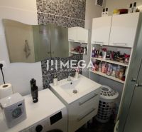Úprava ceny - Na predaj byt na vynikajúcej adrese - Vranov nad Topľou - Kúpeľňa v 3-izbovom byte s umývadlom, pračkou a úložným priestorom.