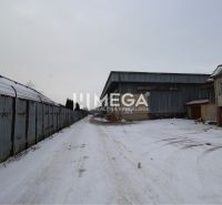 Na predaj výrobná hala v meste Humenné - Zasnežená cesta medzi obchodnými priestormi na ulici Na podskalku v Humennom.