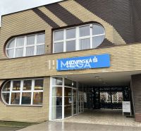 Na prenájom kancelárie v centre mesta Stropkov - Exteriér kancelárií na Hlavnej ulici v Stropkove s dominujúcimi oblými oknami.