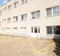 Na prenájom - priestor na prízemí 61,50 m2 na ul. Tolstého v meste Hum - Obchodné priestory na Tolstého ulici v Humennom s parkovacími miestami a bielou fasádou.