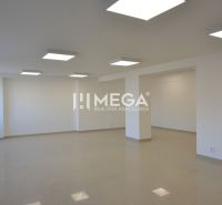 Na prenájom - priestor na prízemí 61,50 m2 na ul. Tolstého v meste Hum - Svetlé obchodné priestory s keramickou podlahou a stropným osvetlením v Humennom.