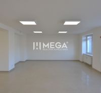 Na prenájom - priestor na prízemí 61,50 m2 na ul. Tolstého v meste Hum - Interiér obchodných priestorov s keramickou podlahou a veľkými oknami pre prirodzené svetlo.