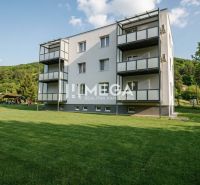 Na predaj - 3izbový byt s pozemkom a garážou v meste Humenné - Budova s tromi poschodiami, trávnatým pozemkom na ceste k hotelu Merrys, Humenné.