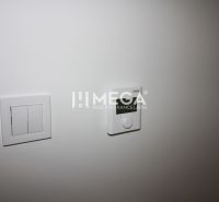 NA PRENÁJOM - 2izbový byt C2 v novostavbe v obci Pakostov - Ovládací panel a vypínač v 2-izbovom byte, biele pozadie.