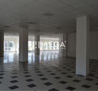 PRENÁJOM-Obchodný priestor v centre mesta Humenné-420m2 - Priestranné obchodné priestory s prirodzeným svetlom a kachličkovou podlahou v interiéri.