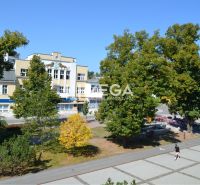 PRENÁJOM-Obchodný priestor v centre mesta Humenné-420m2 - Obchodné priestory na námestí slobody v Humennom obklopené zeleňou a architektúrou.