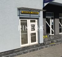 PRENÁJOM obchodných priestorov v centre mesta Humenné-3m2 - Obchodné priestory na ulici Osloboditeľov v Humennom so vstupnými dverami a vývesným štítom.