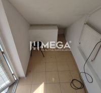 PRENÁJOM obchodných priestorov v centre mesta Humenné-3m2 - Úzky priestor s radiátorom, stoličkou a dlažbou v obchodných priestoroch.