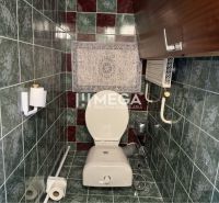 PREDAJ RODINNÉHO DOMU v HUMENNOM (časť Dubník) - Toaleta s kachličkami v rodinnom dome s nástenným úložným priestorom.