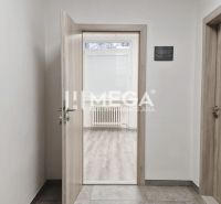 PRENÁJOM komerčného priestoru (26 m2) blízko centra Humenné - Otvorené dvere vedú do miestnosti s podlahou s dreveným dekorom v obchodných priestoroch.