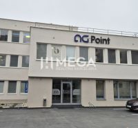 PRENÁJOM komerčného priestoru (26 m2) blízko centra Humenné - Budova s obchodnými priestormi na ulici Osloboditeľov v Humennom, pri parkovisku.