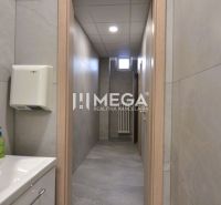 PRENÁJOM komerčného priestoru (26 m2) blízko centra Humenné - Tieto obchodné priestory zahŕňajú umývadlo, zrkadlo, sušič rúk a dlaždicovú podlahu.
