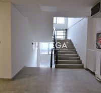 PRENÁJOM komerčného priestoru (26 m2) blízko centra Humenné - Interiér obchodných priestorov s dlažbovou podlahou a schodiskom, zabezpečená evakuačná cesta.