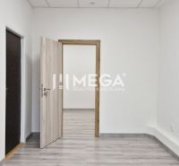 PRENÁJOM komerčného priestoru (26 m2) blízko centra Humenné - Interiér obchodných priestorov s bielymi stenami a podlahou s dreveným dekorom.