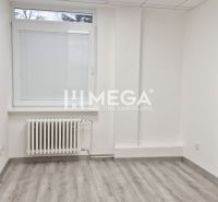 PRENÁJOM komerčného priestoru (26 m2) blízko centra Humenné - Interiér obchodných priestorov s bielymi stenami, oknom a podlahou s dreveným dekorom.