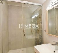 PREDAJ MEZONETOVÉHO BYTU (134 m2) v CENTRE HUMENNÉHO - Kúpeľňa s moderným sprchovacím kútom a zrkadlom v 5 a viac izbovom byte.