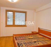 PREDAJ MEZONETOVÉHO BYTU (134 m2) v CENTRE HUMENNÉHO - Spálňa s posteľou a vstavanou skriňou, podlaha s dreveným dekorom.