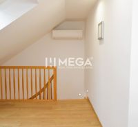 PREDAJ MEZONETOVÉHO BYTU (134 m2) v CENTRE HUMENNÉHO - Podlaha s dreveným dekorom, schody, klimatizácia a strešné okno v 5 a viac izbovom byte.