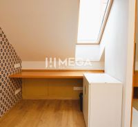 PREDAJ MEZONETOVÉHO BYTU (134 m2) v CENTRE HUMENNÉHO - Podkrovný priestor s písacím stolom a podlahou s dreveným dekorom v 5 a viac izbovom byte.