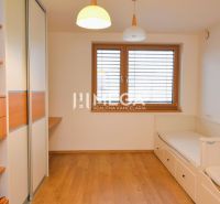 PREDAJ MEZONETOVÉHO BYTU (134 m2) v CENTRE HUMENNÉHO - Izba s posteľou a skriňou, podlaha s dreveným dekorom, 5 a viac izbový byt.