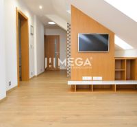 PREDAJ MEZONETOVÉHO BYTU (134 m2) v CENTRE HUMENNÉHO - Interiér 5 a viac izbového bytu s podlahou s dreveným dekorom a vstavaným nábytkom.