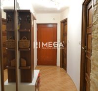 PREDAJ MEZONETOVÉHO BYTU (134 m2) v CENTRE HUMENNÉHO - Vstupná chodba vo veľkom byte s kamenným obkladom a podlahou s dreveným dekorom.