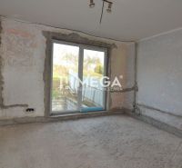 AKTUALIZÁCIA CENY-PREDAJ RODINNÉHO DOMU v procese rekonštrukcie v HUME - Renovácia interiéru v rodinnom dome, nevábne steny, veľké okno do exteriéru.