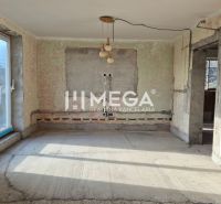 AKTUALIZÁCIA CENY-PREDAJ RODINNÉHO DOMU v procese rekonštrukcie v HUME - Neokúpená izba v rodinnom dome s betónovou podlahou a balkónovými dverami.