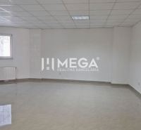 PRENÁJOM obchodného priestoru v centre Humenného (74 m2) - Obchodné priestory s dlažbou, biele steny a veľkými oknami.