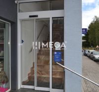 PRENÁJOM obchodného priestoru v centre Humenného (74 m2) - Vstup do obchodného priestoru na Osloboditeľov v Humennom s textilným obchodom a schodiskom.