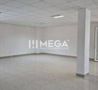 PRENÁJOM obchodného priestoru v centre Humenného (74 m2) - Obchodné priestory s bielymi stenami, kachľovou podlahou a závesnými svietidlami.