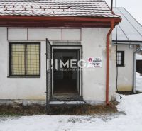 Predaj budovy v obci Zboj - V Zboji sú obchodné priestory s otvorenými dverami, mriežkovaným oknom a nápisom 