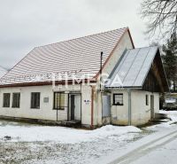 Predaj budovy v obci Zboj - Obchodné priestory v Zboji so zasneženou strechou a zasneženou príjazdovou cestou.