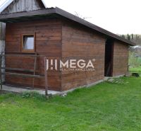 PREDAJ RODINNÉHO DOMU so záhradou KRÁSNY BROD - Drevená stavba pri rodinnom dome v meste Krásny Brod na zelenej tráve.