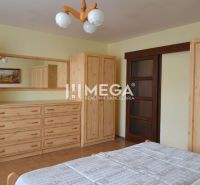 PREDAJ RODINNÉHO DOMU so záhradou KRÁSNY BROD - Spálňa v rodinnom dome s dreveným nábytkom a podlahou s dreveným dekorom.