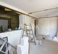 PRENÁJOM PRIESTORU PRE VÝROBU alebo SKLAD HUMENNÉ ulica Sninská - Výrobné priestory vo výstavbe s rebríkom a stavebným materiálom, podlaha s dreveným dekorom.