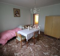 REZERVOVANÝ - Pôvodný rodinný dom v obci Dlhé nad Cirochou - Izba v rodinnom dome s jedálenským stolom, skriňou a obrazom na stene.