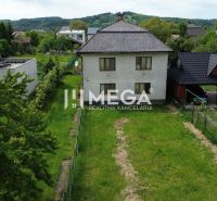 REZERVOVANÝ - Pôvodný rodinný dom v obci Dlhé nad Cirochou - Rodinný dom na Železničnej ulici v Dlhom nad Cirochou obklopený zeleňou a záhradou.