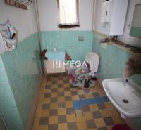REZERVOVANÝ - Pôvodný rodinný dom v obci Dlhé nad Cirochou - Kúpeľňa v rodinnom dome s umývadlom a štvorcovou dlažbou.