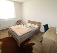 REZERVOVANÝ - Na prenájom moderný 3-izbový byt v meste Snina - Spálňa s drevenou posteľou, písacím stolom a podlahou s dreveným dekorom v 3-izbovom byte.