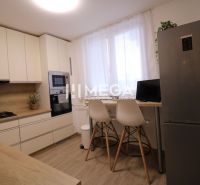 REZERVOVANÝ - Na prenájom moderný 3-izbový byt v meste Snina - Kuchyňa v 3-izbovom byte s moderným zariadením, vrátane pultu a barových stoličiek.