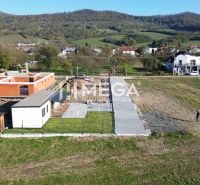 NA PREDAJ 3 izbový nízkoenergetický drevodom v obci JASENOV - Letecký pohľad na rozostavaný rodinný dom v Jasenove na ulici Jasenov obklopený prírodou.