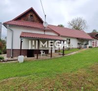 NA PREDAJ - Rodinný dom v obci PČOLINÉ - Rodinný dom na Pčoliné 45 s červenou strechou a zeleným dvorom v obci Pčoliné.
