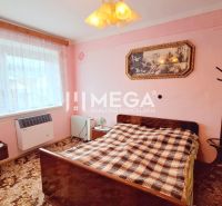 NA PREDAJ - Rodinný dom v obci PČOLINÉ - Spálňa v Rodinnom dome s kobercovou podlahou, ružovými stenami a vintage nábytkom.