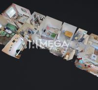 NA PREDAJ - Rodinný dom v obci PČOLINÉ - 3D pôdorys predstavuje interiér rodinného domu so spálňou, kúpeľňou, obývačkou a kuchyňou.
